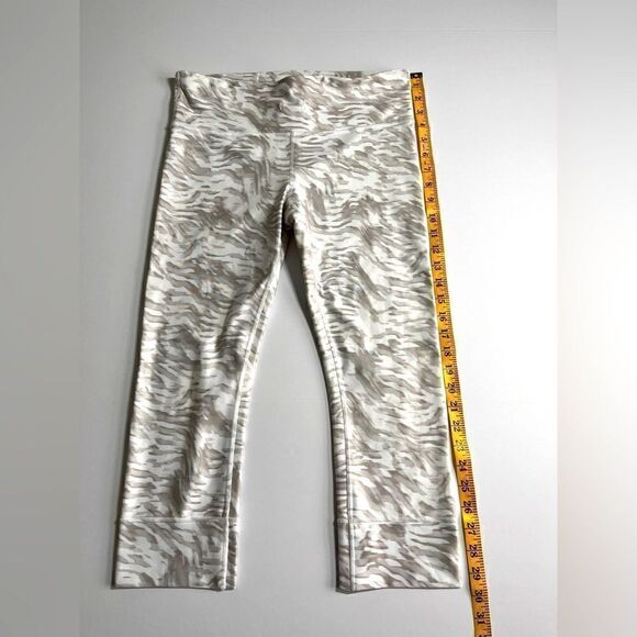 GAP GapFit Compression Brush Stroke Grey White Pattern Capri Legging Size Medium - Picture 2 of 9